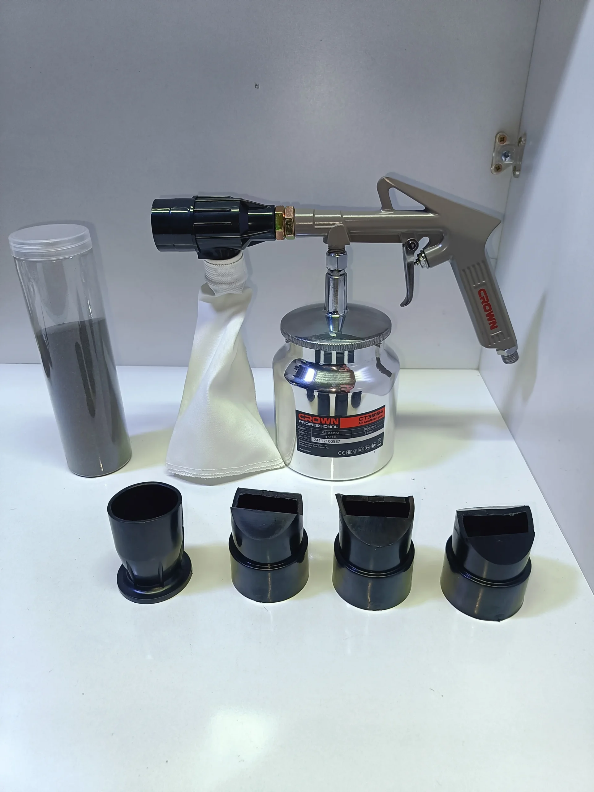 مسدس رش رمل هوائي Pistolet de sablage pneumatique 850 ml. CROWN CT38184